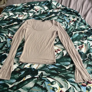  Långärmad tröja beige  -  En jättefin långärmad tröja som är lite slasad längst ner med armarna i färgen beige i XS💕💕