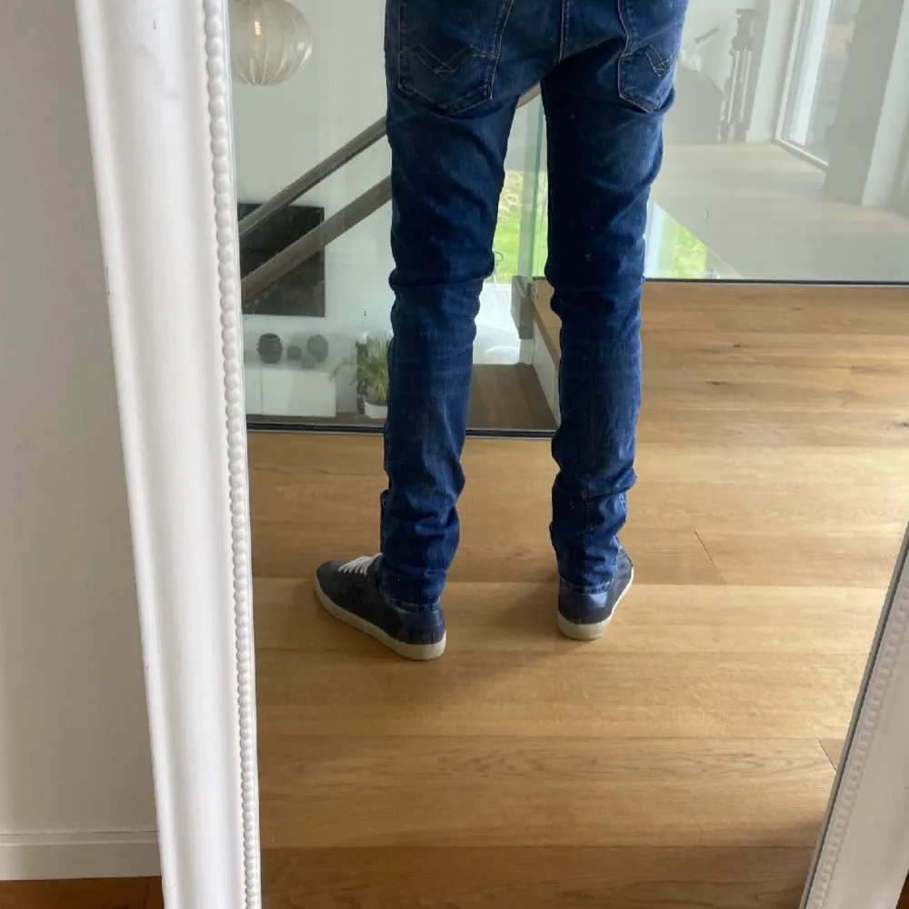 Säljer nu dessa fräscha jeansen ny skick och väldigt fina replay jeans 🙌. Jeans & Byxor.