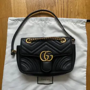 Kvitto och dustbag finns. Super fint skick!  https://www.gucci.com/se/en_gb/pr/women/handbags/mini-bags-for-women/gg-marmont-mini-shoulder-bag-p-446744DTDIT1000