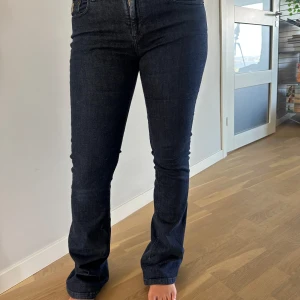Bootcut jeans från Lois  - Utsvängda midwaist jeans från Lois, midjemått 35, innerbenslängd 82