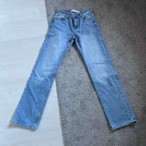 Jeans - Skit snygga bershka jeans som jag tyvärr inte får till användning mer. Dem e som helt nya, Använt 2-3 gånger💓