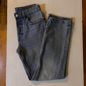 Straight fit ZARA-byxor, ljusblåa. - Byxor från ZARA i straightfit, passar även som lite loose då dom är lösa och rakbenade. De är dock för små för mig så jag säljer vidare dom. Byxorna är i storlek 36 (w29, l32 ungefär).