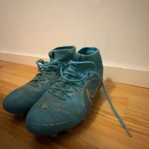 Nike fotbollsskor - Tja, säljer mina gamla fotbollsskor. Storlek 38,5, dom är i fint skick men bara att dom är smutsiga.
