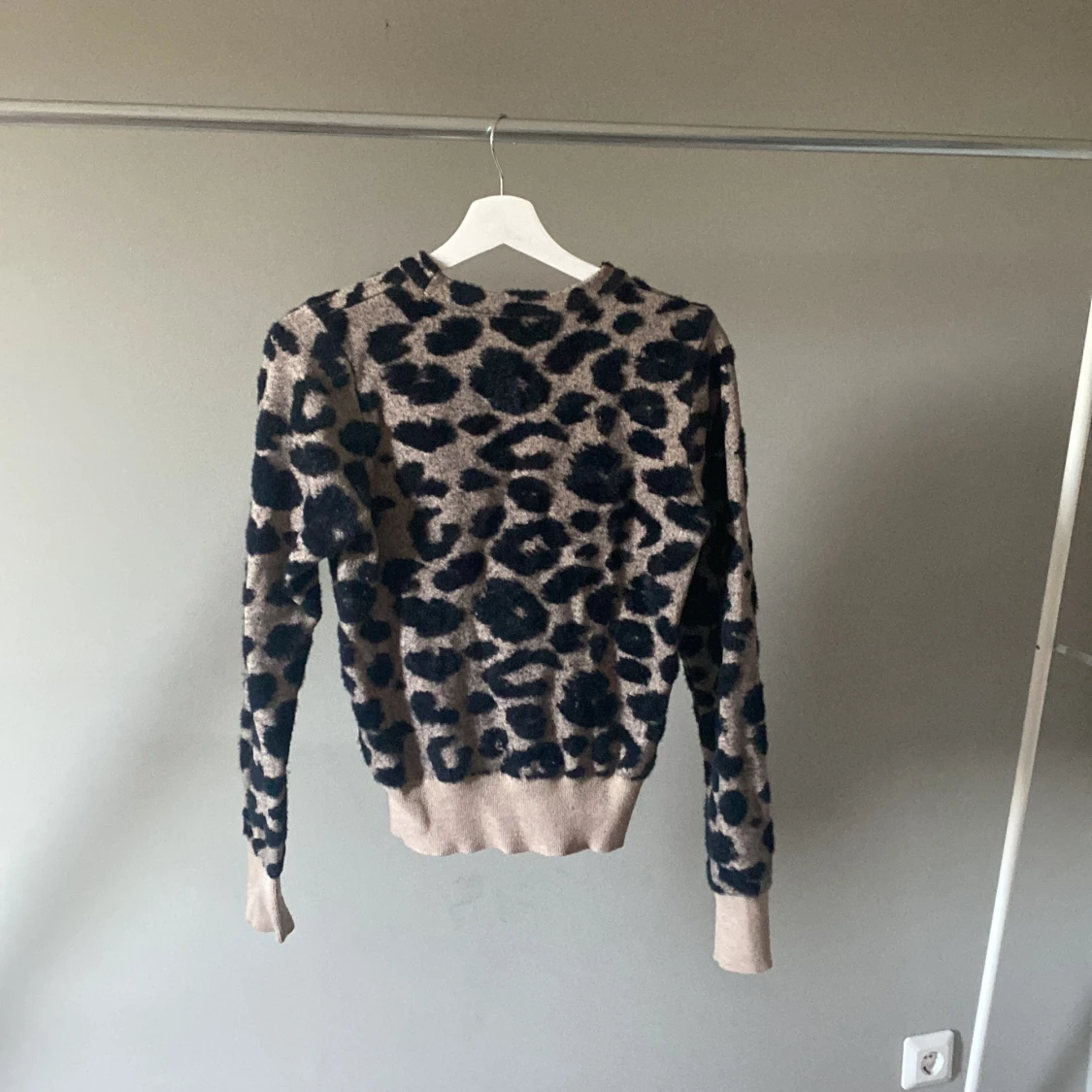 Leopardmönstrad stickad tröja från Dilvin - 90