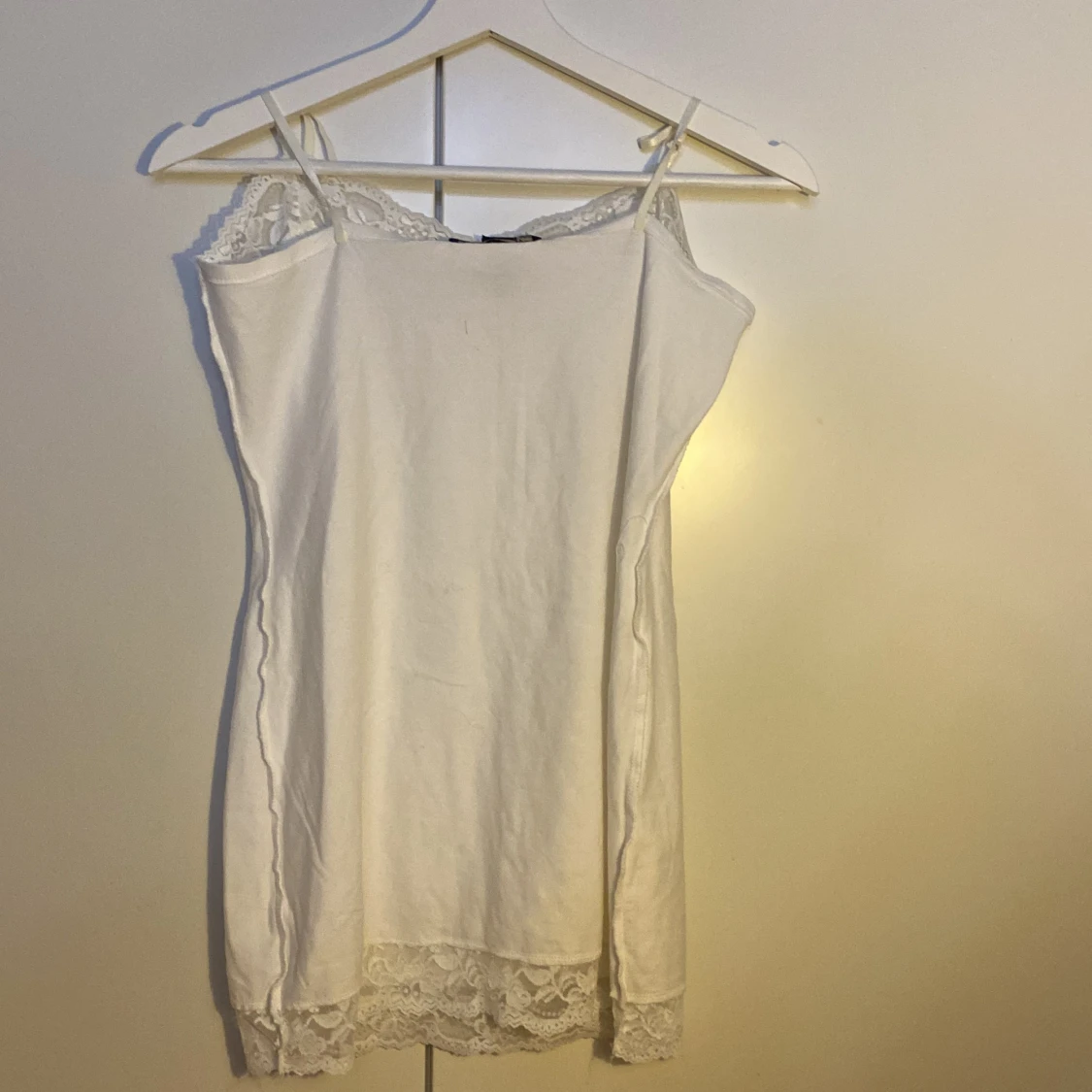 Väldig fin vitt linne men lite mönster på! 💞  - 91