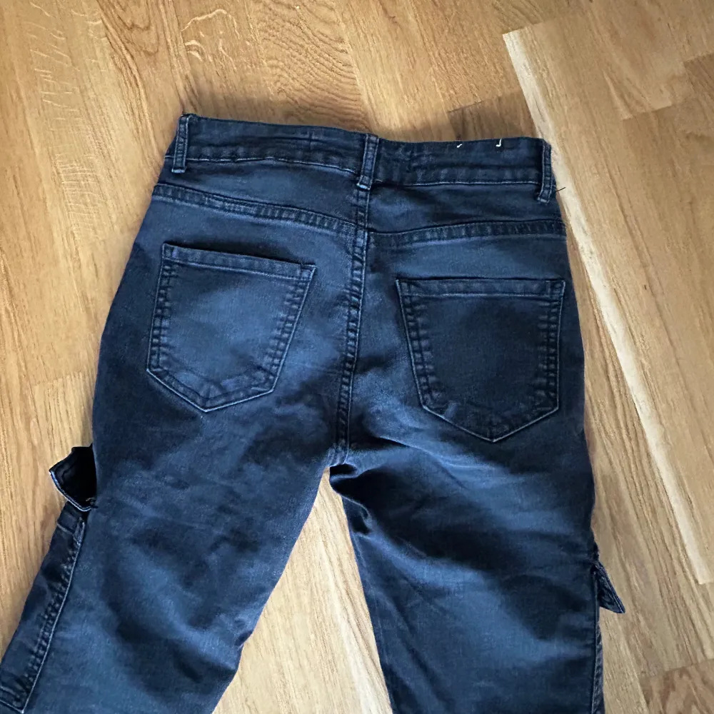 Jeans som är grå/svarta med fickor på sidorna likt cargo byxor. Skinny jeans. Köpta i England på next. Passar xs. Jeans & Byxor.