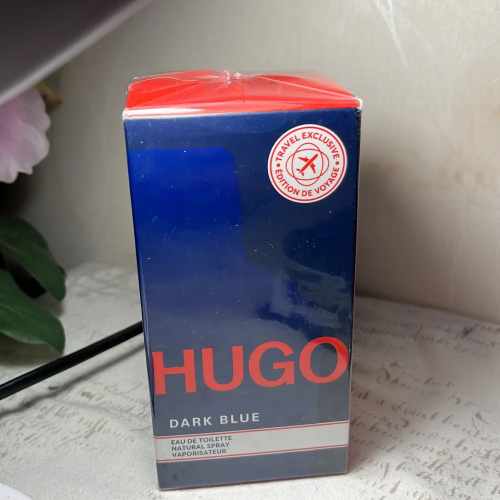 Hugo Dark Blue Eau de Toilette är en parfym för män. fick den som ett present men behöver inte den. Denna parfym är en travel exclusive edition. Helt ny oöppnad . Parfym.