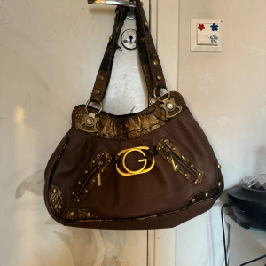 Y2k väska  - Vintage väska jag säljer den bara för att jag behöver pengar skulle annars inte sälja den Hahah skriv om ni är intresserade skickar så fort jag kan ❤️❤️