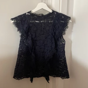 Marinblå zara blus - Jättefin marinblå spetsblus som inte säljs längre, hör av er vid fler bilder eller frågor!