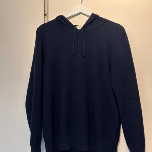 Cashmere hoodie - Säljer nu denna då den är lite för liten. Storlek S men sitter som Xs. Nypris 899kr. Skick 9,5/10. 