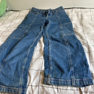 Jeans i nyskick  - Jeans som är köpta för 400kr säljer pgå att dem inte har kommit till användning