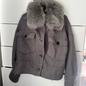 Meotine jacka🎀 - Jätte fin å väl använd meotine jacka 🎀  Den saknar två knappar ( se 3-4 bild )  Frakt ingår inte 