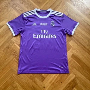 Marcelo Real Madrid - Real Madrid bortatröja från 16/17 säsongen Marcelo på ryggen Storlek L  Använd ett fåtal gånger 