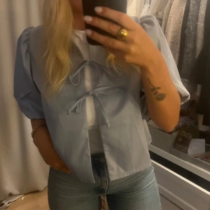 Topp från Gina  - Ginas populära toppar med knytning som tyvärr aldrig kommit till användning men den passar så bra till blåa jeans 😍 Nypris 500
