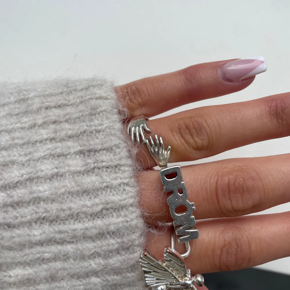 Så snygg ring från maria nilsdotter. Ringen längst till vänster på första bilderna. Nypris: 2295 kr! Jättefint skick, knappt använd. Skriv vid frågor.💗. Accessoarer.