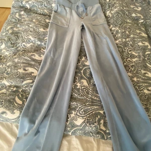 Juicy med fickor ljusblå - Nypris 1100kr.  Har använt men i ett fint skick! Lite rost på snörenas metallbitar. Jag har också behövt sy den på den ena sidan vid trådarnas början (bild 5) har fler bilder på det så skriv bara. Har sytt upp dom jättelite som går att sprätta. 