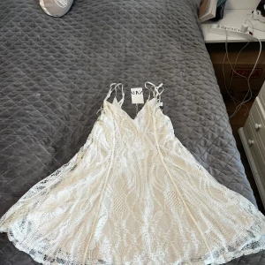Zara klänning  - Gullig zara klänning som är nyköpt, aldrig använd. ❤️