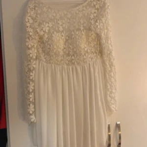 Vit klänning  - Vit klänning med spets