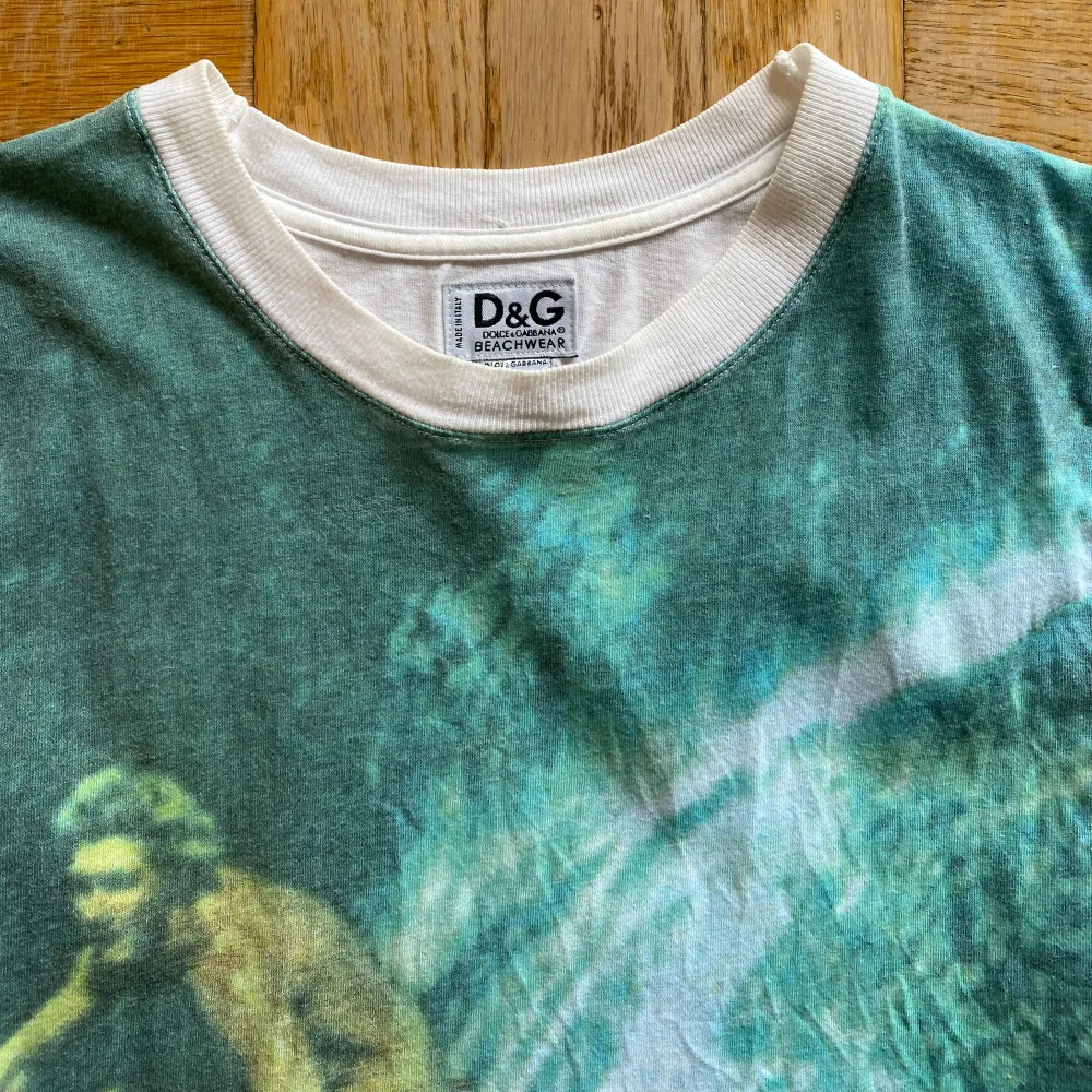 Supercool ärmlös vintage Dolce Gabbana t-shirt. Aldrig använd.. Toppar.