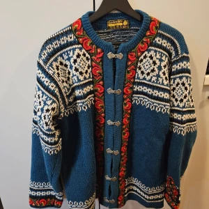 Lusekofta nordstrikk  - Äkta lusekofta i nyskick gjord i norge helt oanvänd. Mysigt och varmt material. Nypris 2200kr