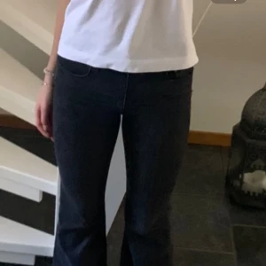 Gråa Levis jeans  - Bootcut/ flare jeans från Levis. Mjuka och stretchiga. Nypris ca 1300