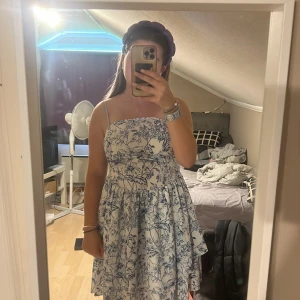 Jätte fin sommarklänning  - Helt ny. Jätte fin och somrig. Använde då det är för liten för mig. Är i storlek S men kan passa M med då den är stretch. 