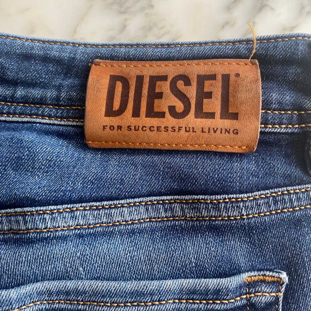 Riktigt fina jeans från Diesel med slitningar, jeansen är inte använda så mycket. W32, L34. Jeans & Byxor.