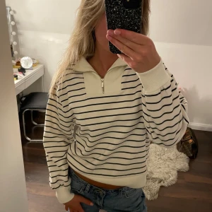Zipup zara tröja  - Supersöt tröja ifrån zara som tyvärr är för liten för mig  stl 152 så passar xxs/xs🙏 sällan använd så i fint skick 