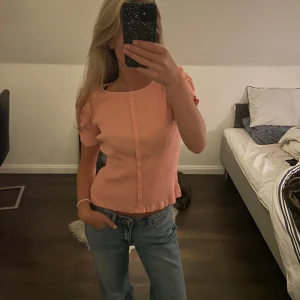 Stickad tshirt  - Söt stickad topp med knappar💕