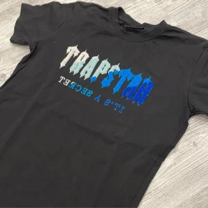 Trapstar tracksuit  - Large. Helt ny, kändes för lite.  Både t-shirt och shorts ingår !