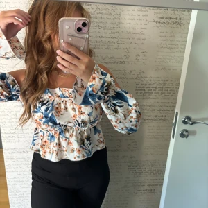 Off shoulder  - Off shoulder tröja, strlk:s 40kr