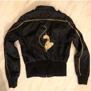 Baby Phat midjejacka - *ੈ✩‧₊˚Baby Phat jacka *ੈ✩‧₊˚ säljer min söta baby phat jacka! vintage märke som inte säljs längre, S och passar XS, även vissa M.  !BUDA!