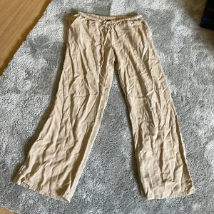 Populära lågmidjade linnebyxor  - Säljer dessa lågmidjade linnebyxor ifrån h&m💕Inga defekter förutom att de är skrynkliga som ni ser på bilden. skriv t mig vid mått, frågor osv.