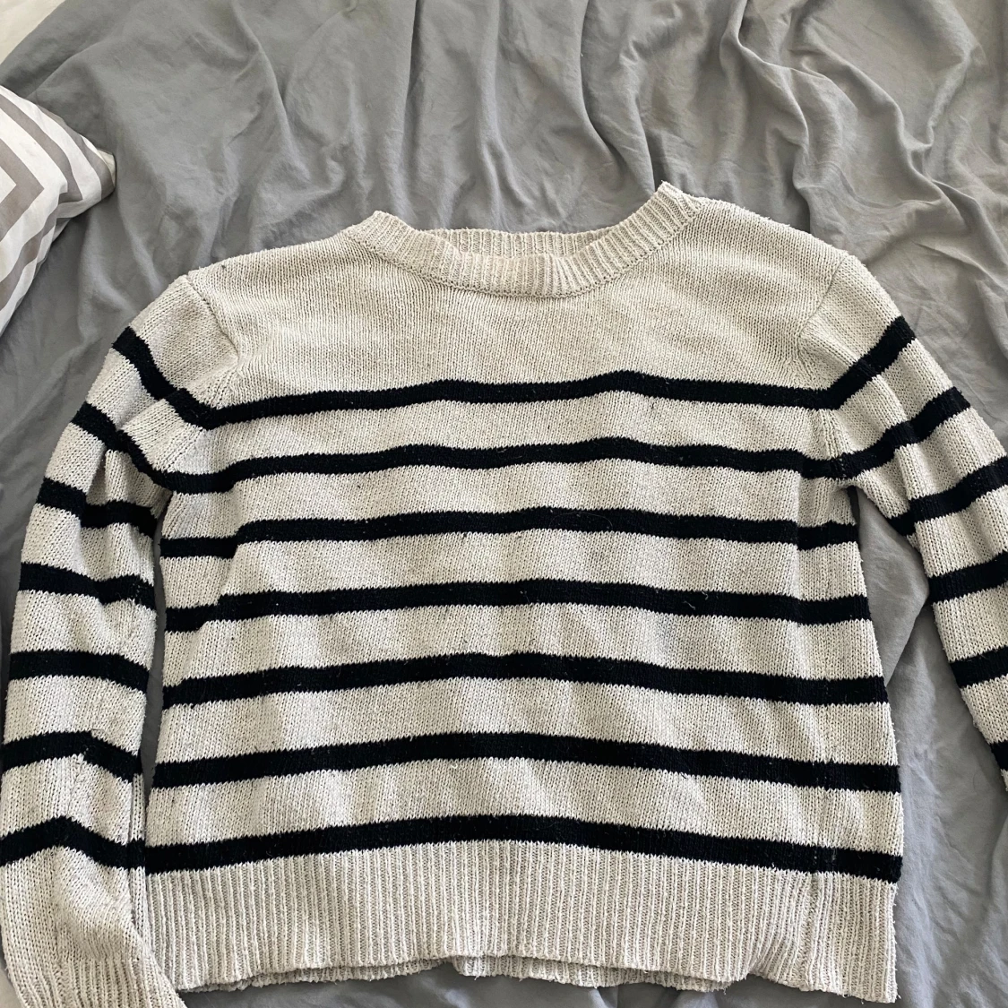 Vit randig stickad tröja - 90