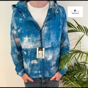 Woolrich windbreaker -  Säljer nu denna Woolrich jackan• Skick 10/10•Helt splitter ny med alla tags• Storlek L men passar M•Nypris 4000• Mitt pris 1699•Pris kan diskuteras vid snabb affär ⭐️