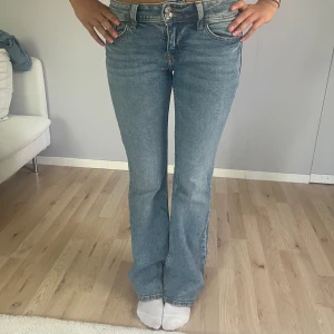 lowwaist bootcut jeans - Jag säljer mina fina blåa jeans i storlek 36💕 