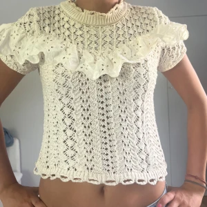 stickad zara topp💕 - Nu är min fina topp från zara i storlek  S men passar både mindre och större till salu💕