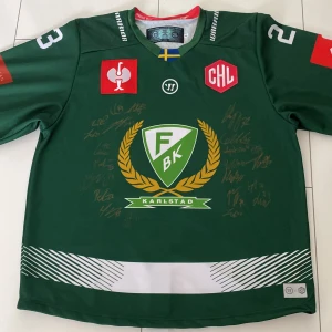 Färjestad matchtröja 23/24 signerad av hela laget - Färjestad matchtröja signerad 23/24 (champions hockey league) fick denna tröjan på en tävling vid värde på 1200kr. Skicka dm vid funderingar svarar snabbt och effektivt!