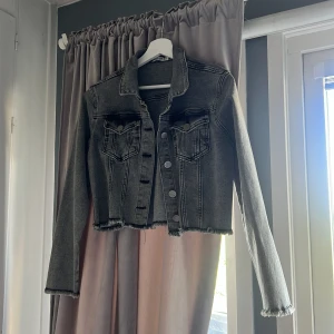 Grå jeansjacka  - Grå jeansjacka från Madlady i storlek 36, aldrig använd! Ärmarna har slits på baksidan av armen🌼