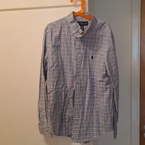 Ralph lauren shorta  - Använd 2 gånger, som ny, står de är en L i barnstorlek men men skulle säga att den är i xs