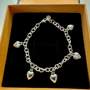 Armband med berlocker  - Armband från Snö of Sweden med hjärt berlocker, helt ny oanvänd, 17,5 cm, original pris 399