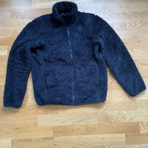 Uniqlo Fleece jacka - Mycket bra skick Uniqlo fleecejacka i storlek S. Vid frågor DM:) 