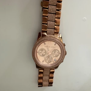 Micheal Kors traditional tibby klocka - klockan är använd men i bra skick. färgen är rose guld och den är officiell! kontakta om du har frågor eller vill diskutera pris 💞KÖP EJ UTAN ATT KONTAKTA FÖRST‼️