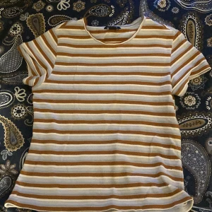 Randig och glittrig T-shirt  - Bra skick, storlek S