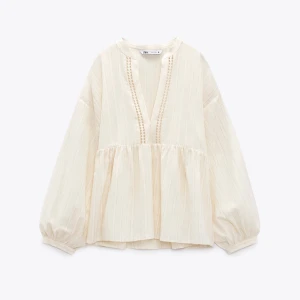 Vit blus - Säljer en blus från Zara i strl S. Knappt använd och väldigt bra skick! Den är ganska stor i storleken, så skulle säga att den även passar M💓Säljer denna för 150 kr. Skriv till mig vid frågor💞