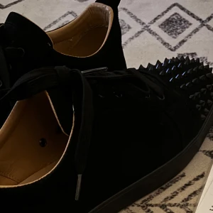 Christian Louboutin  - Loubs fett bra skick säljer då de va lite små för mig. Kom med rimliga bud ifall du e intresserad ( svarar ej på oseriösa dms)