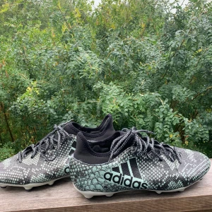 Adidas X 16.3 vipor pack - Adidas fotbollskor i bra skick, de har en defekt i hälen men det påverkar inte alls. De är använda ett par gånger och de funkar bra på både natur och konstgräs.