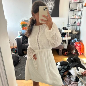Klänning - Säljer denna jättefina vita klänningen. Nästan aldrig använd, sitter perfekt och skönt på. Storlek S-M !