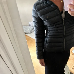 Colmar jacka💫 - Superfin & varm colmarjacka😍 perfekt till vinter eller skidåkning 💫 Finns ett litet hål vid ena ärmen men det går enkelt att sy ihop🥰size 16 men passar mig som bär s💕