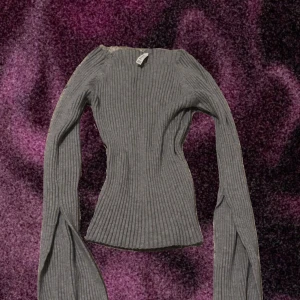 Basic grå tröja - En långärmad tröja som kan vara skön att ha på sig på vintern, den har tyvär gått sönder vid sömnen vid armarna vilket int där ett synligt problem så det ser ut som att de ska vara så, tröjan har få tecken på användning.💕